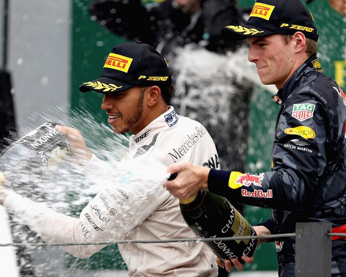 當年在賓士車隊的 Lewis Hamilton ，一直是 Max Verstappen 最想超越的王者。 