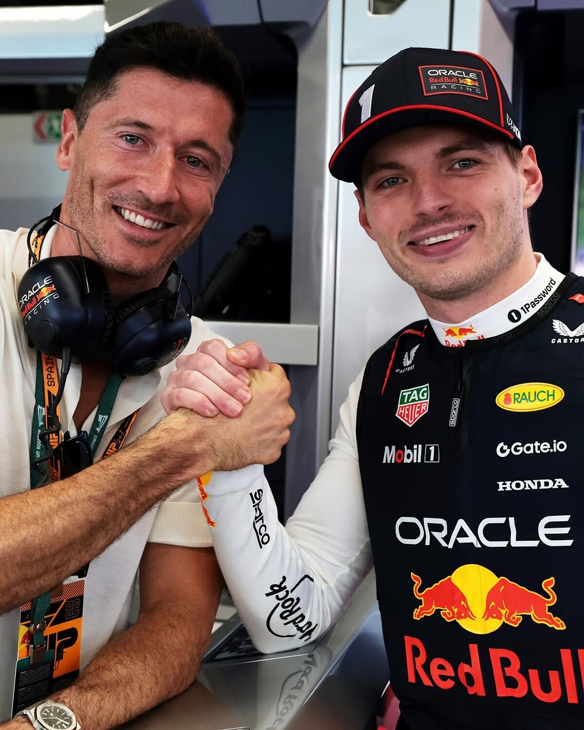 熱愛玩足球遊戲的 Max Verstappen，2025年西班牙大獎賽期間，和巴塞隆納足球俱樂部明星前鋒 Robert Lewandowski 大聊足球。