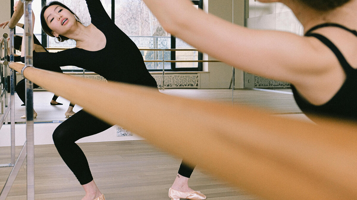 比深蹲更有效！「芭蕾蹲」3組動作：消除假胯寬、矯正O型腿、拒絕粗壯腿，居家就能練出漂亮鉛筆腿