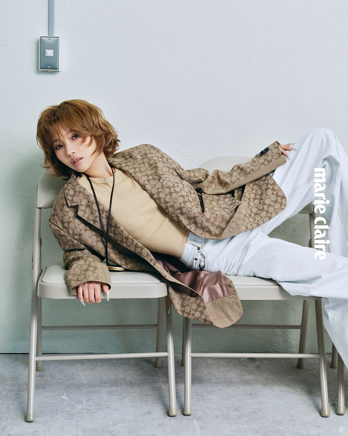 SIGNATURE C 格紋單排釦紳裝外套、圓領棉質上衣、寬版丹寧褲、珍珠裝飾造型掛鍊、KISSLOCK 皮革頸掛小包，all by Coach。