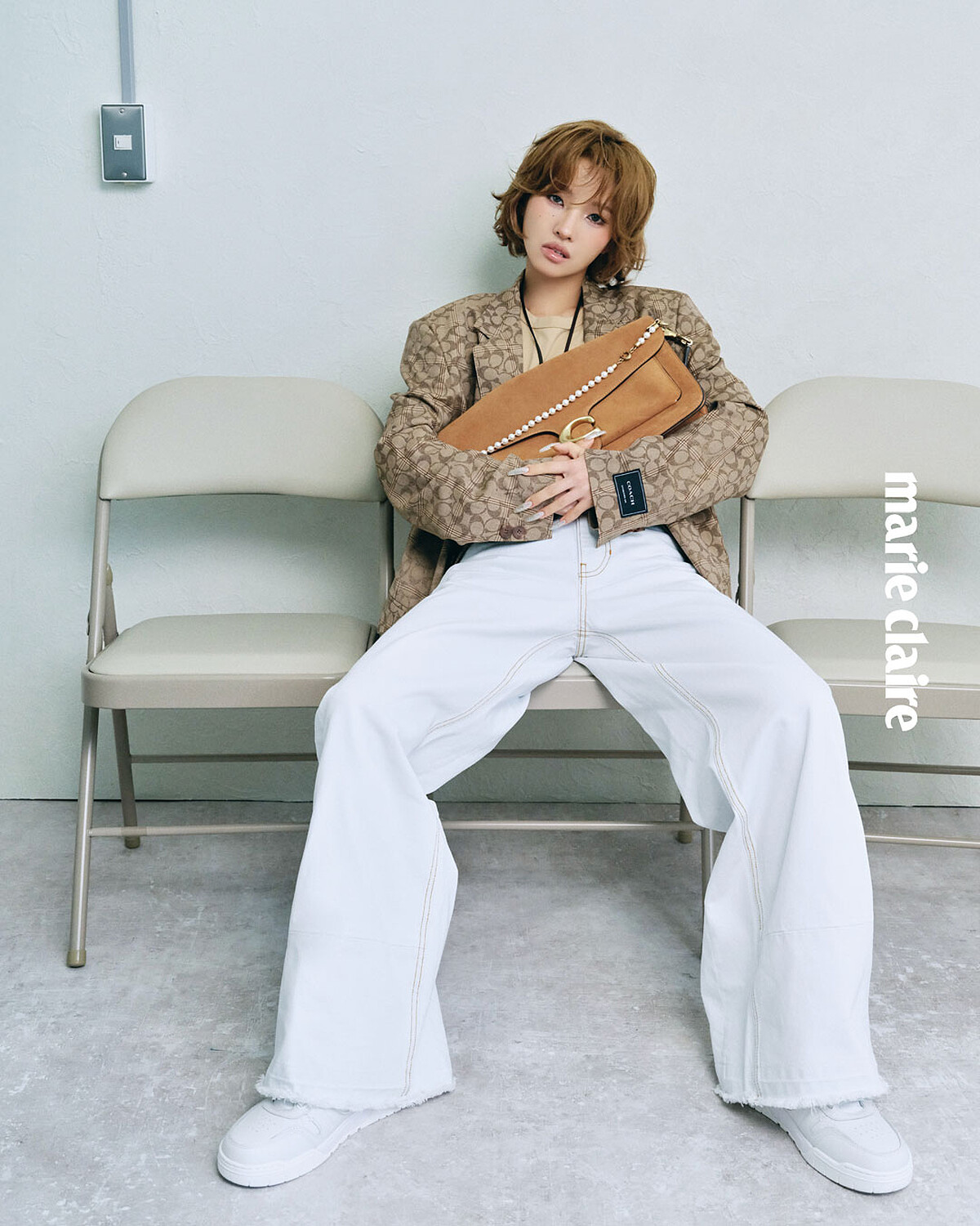 SIGNATURE C 格紋單排釦紳裝外套、圓領棉質上衣、寬版丹寧褲、SOHO 休閒鞋、珍珠裝飾造型掛鍊、KISSLOCK 皮革頸掛小包、金屬圓框太陽眼鏡、TABBY 36 麂皮單肩手袋，all by Coach。