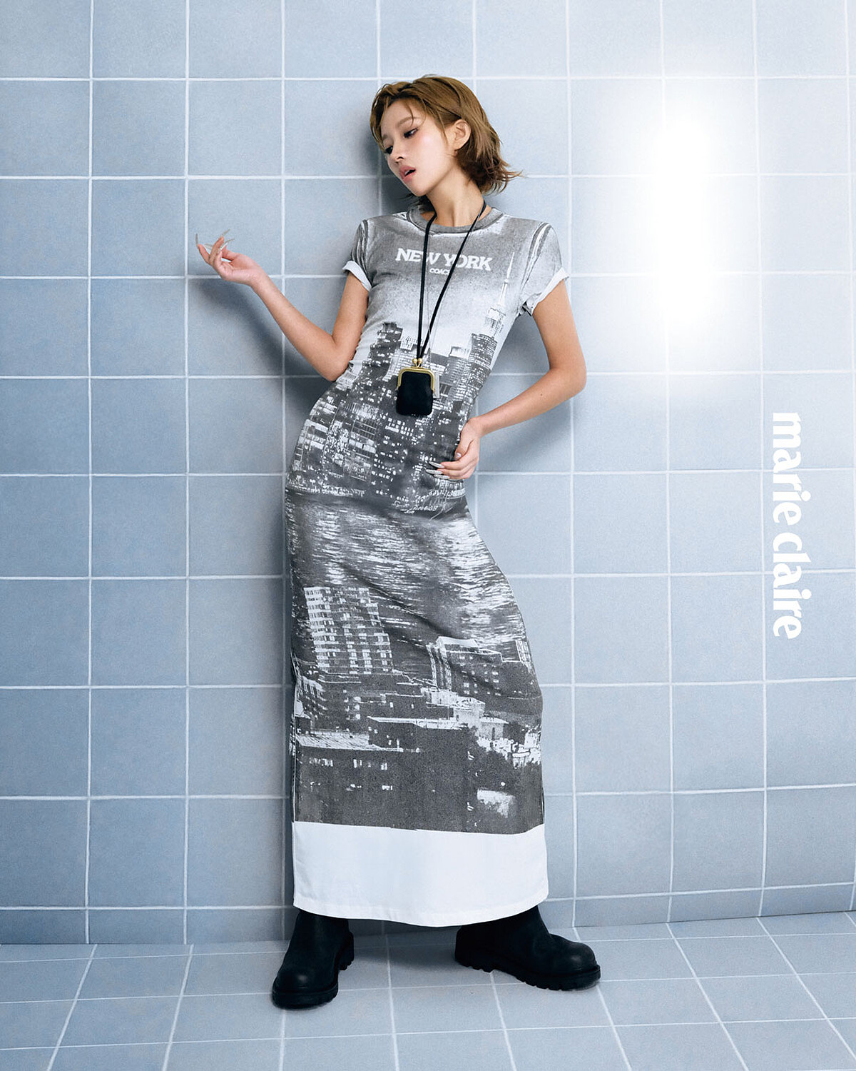 POSTCARD 印花棉質長洋裝、KISSLOCK 皮革頸掛小包、工裝短靴，all by Coach。