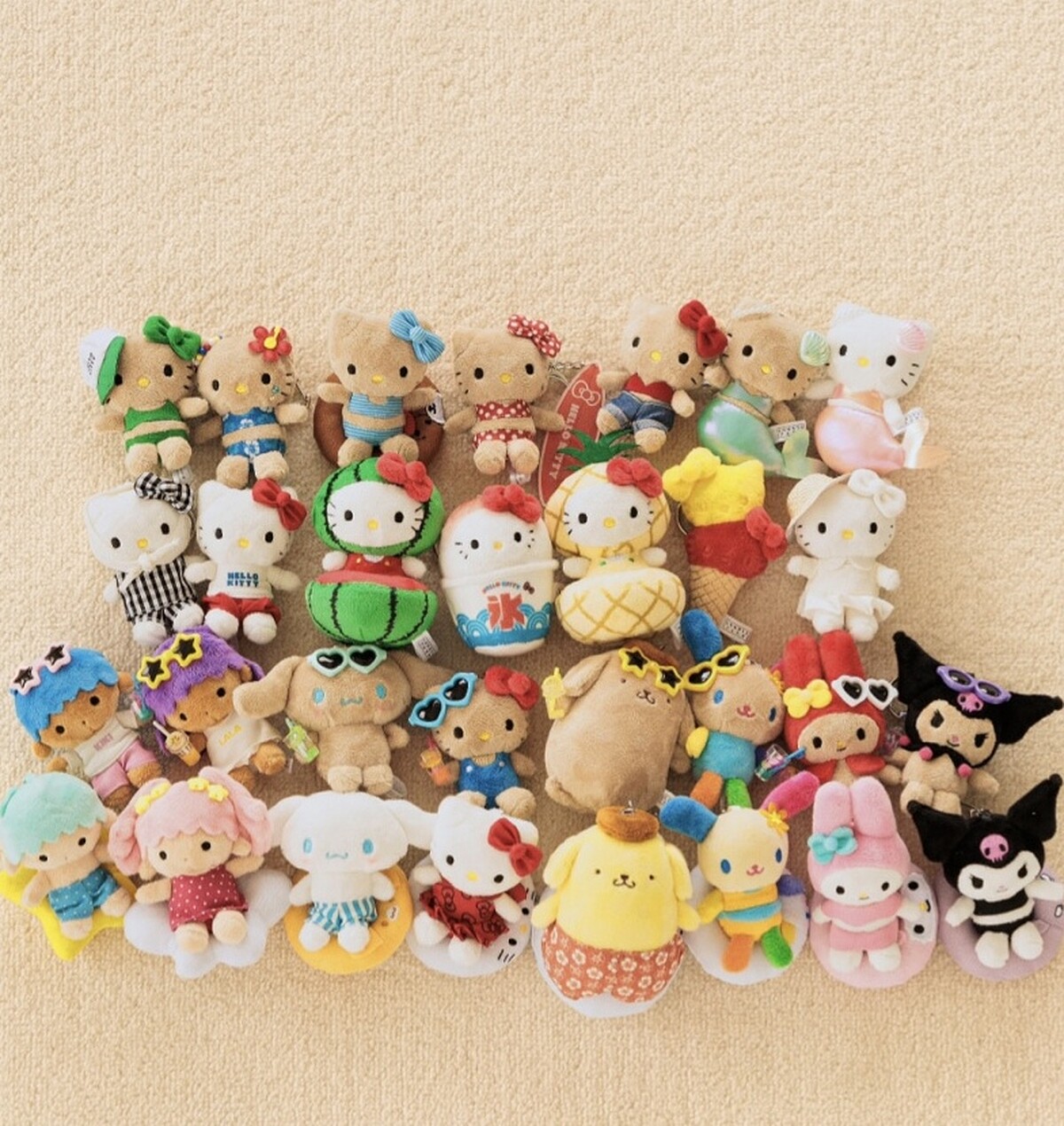LOWRYS FARM再度攜手Sanrio推出聯名,一口氣推出13款雜貨、超過30款娃娃吊飾(圖片來源/@LOWRYSTWIT X)