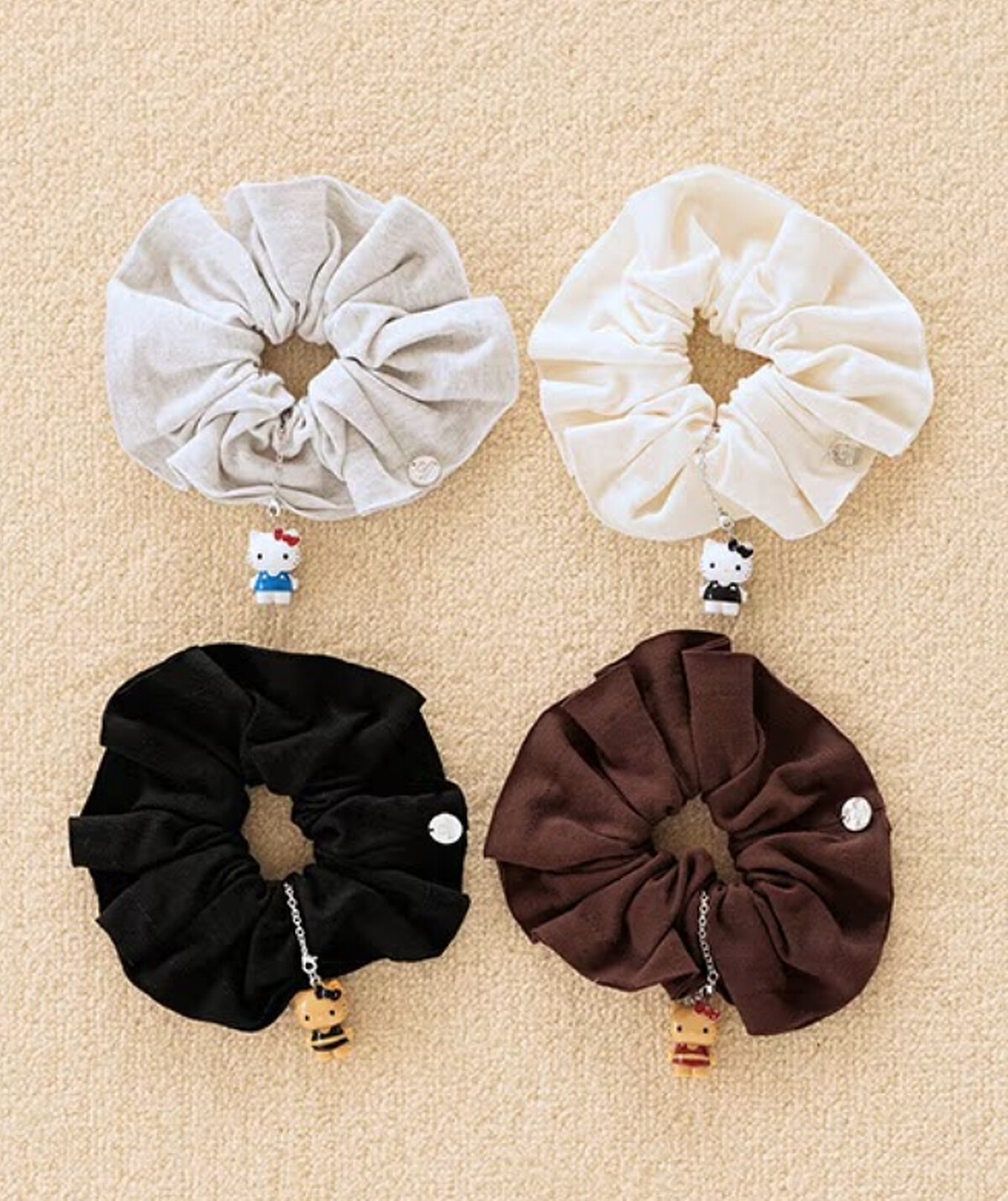 チャーム付きカットシュシュ(圖片來源/and ST)