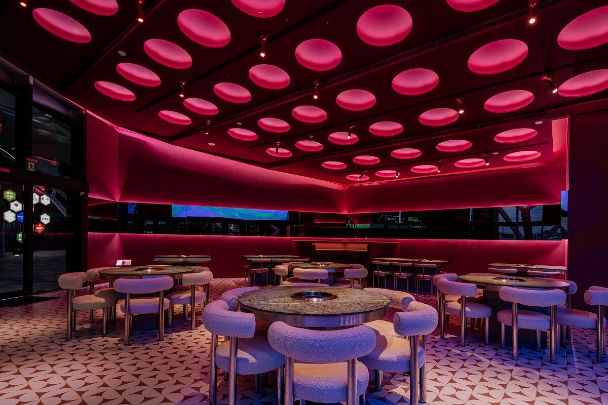 天花板整排圓形燈陣致敬了音響排列。