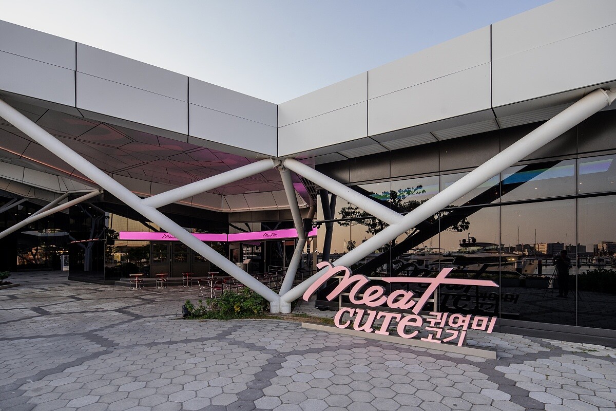 熟成燒肉品牌「Meat cute 燒肉」正式進駐高雄流行音樂中心商圈。