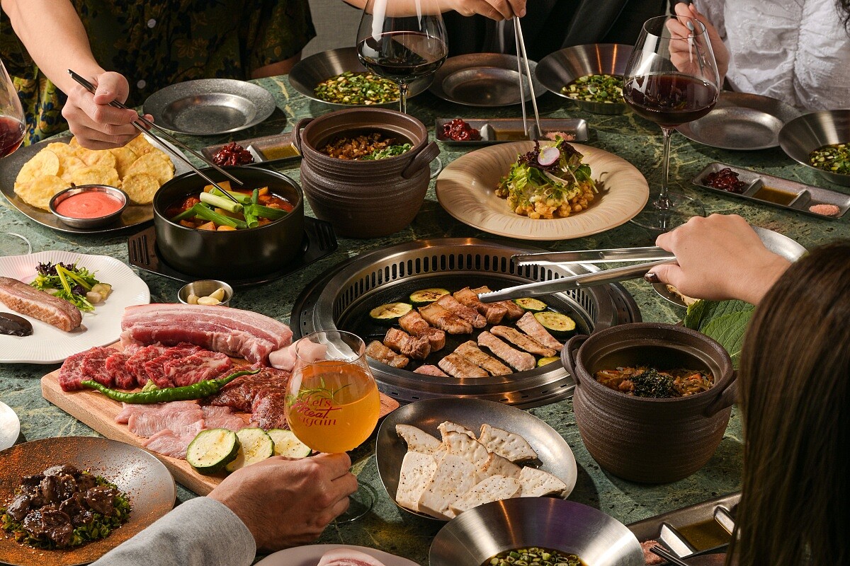 。「Meat cute 燒肉」就在高流的1樓,鄰近高雄愛河灣,佔地120坪,共有112座位。