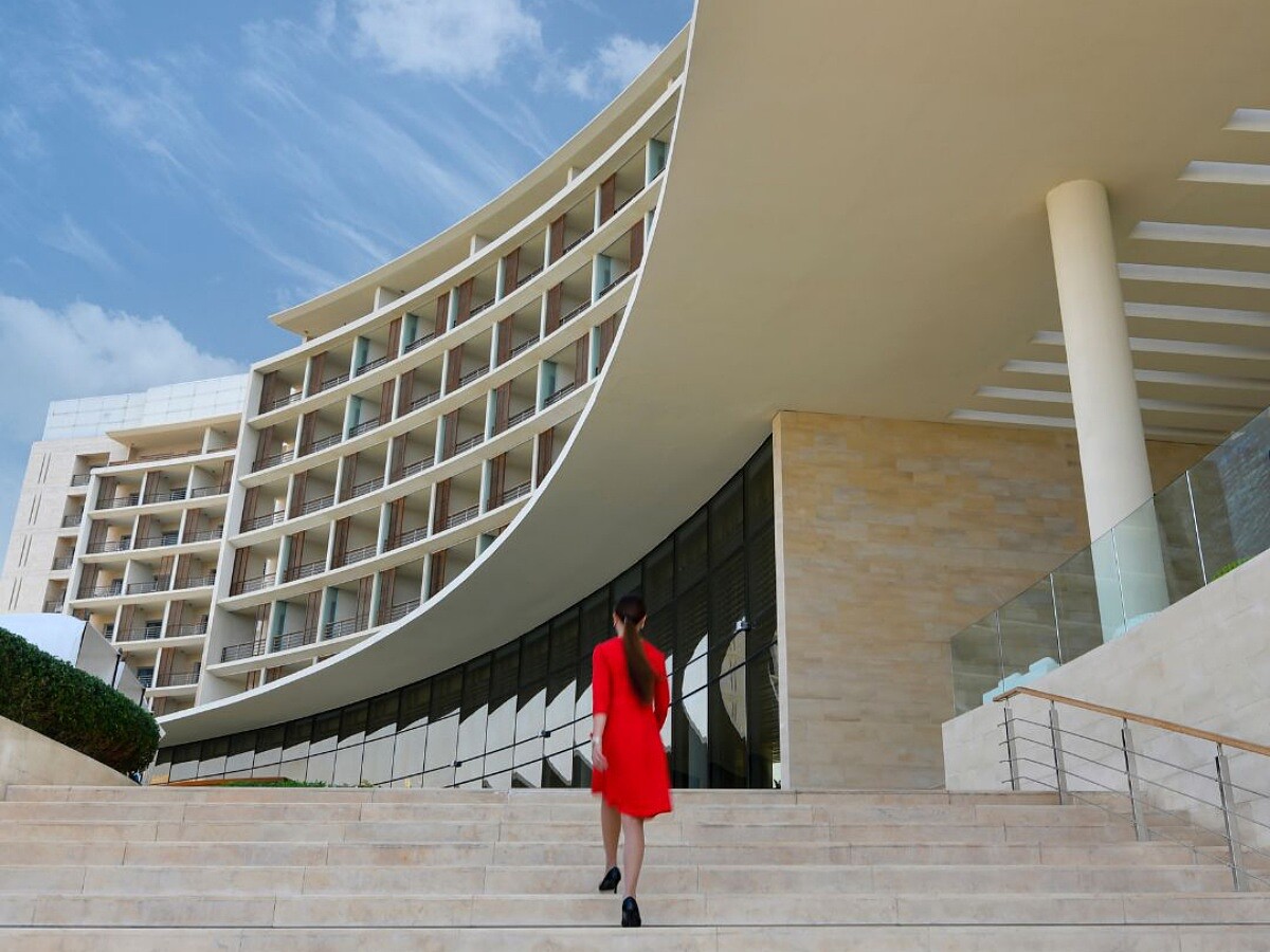 身著鮮紅禮服、優雅穿梭於大廳的「紅衣女郎」（Lady in Red）。