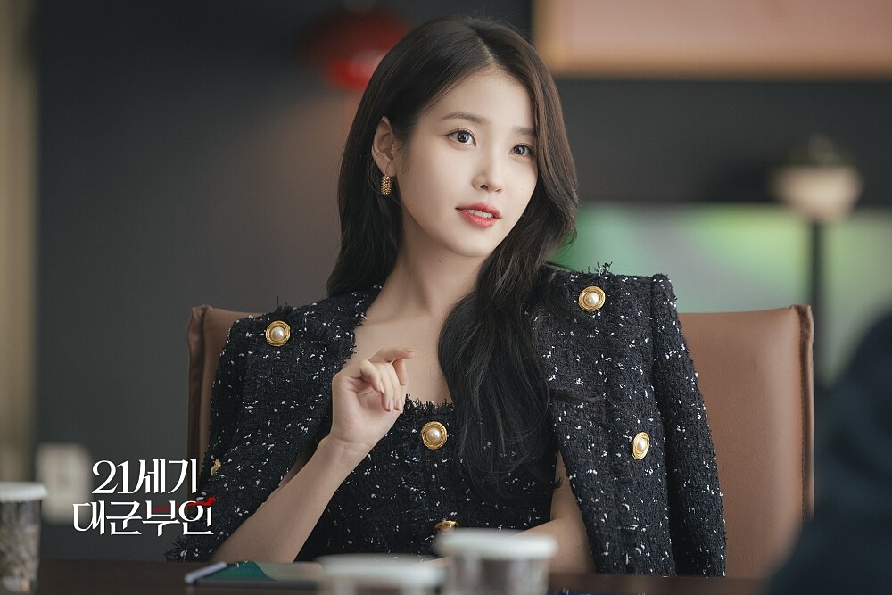 她穿著來自Balmain的粗呢外套與洋裝的組合。