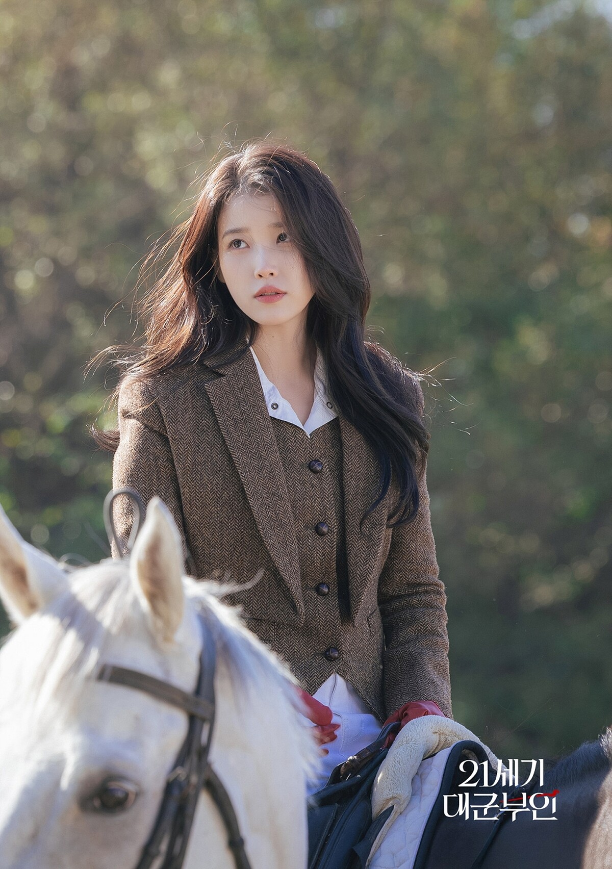 IU穿上了來自丹麥的 Rue de Femme的背心搭配短版crop毛呢外套。