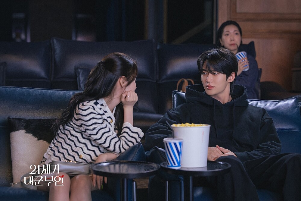 IU換上了來自Celine的橫條紋針織外套。