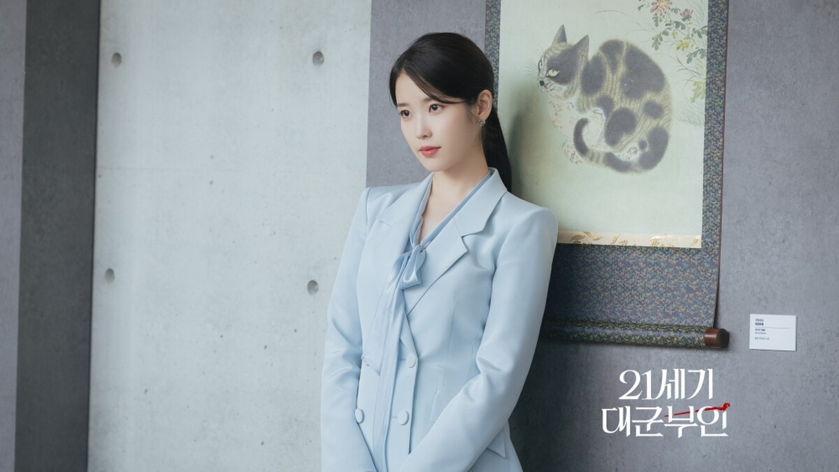 IU穿上來自AVOUAVOU的了天空藍西裝外套。