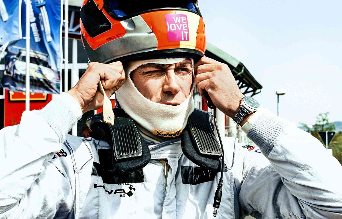 2006 年，Toto Wolff 穿著 Red Bull 車服在杜拜 24 小時耐力賽贏得冠軍。