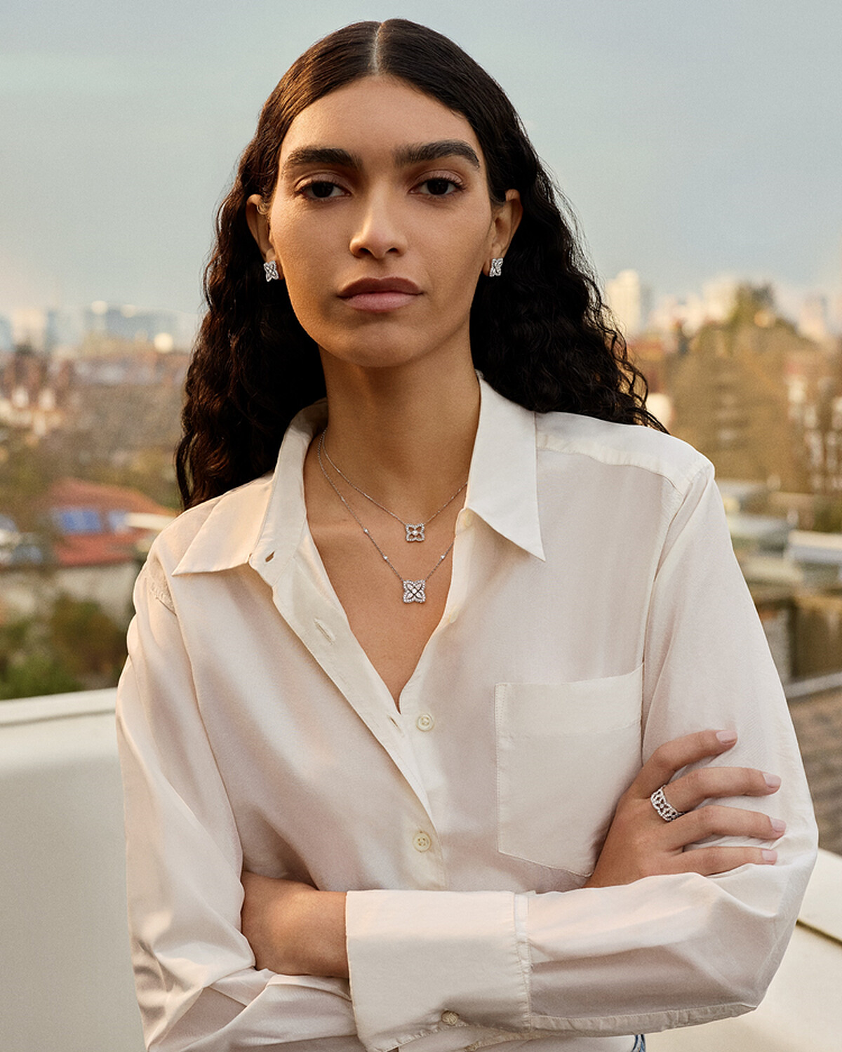 Lotus by DE BEERS系列新品設計除了單戴也適合疊戴混搭，呼應著自由配戴、恆久相伴的品牌精神。