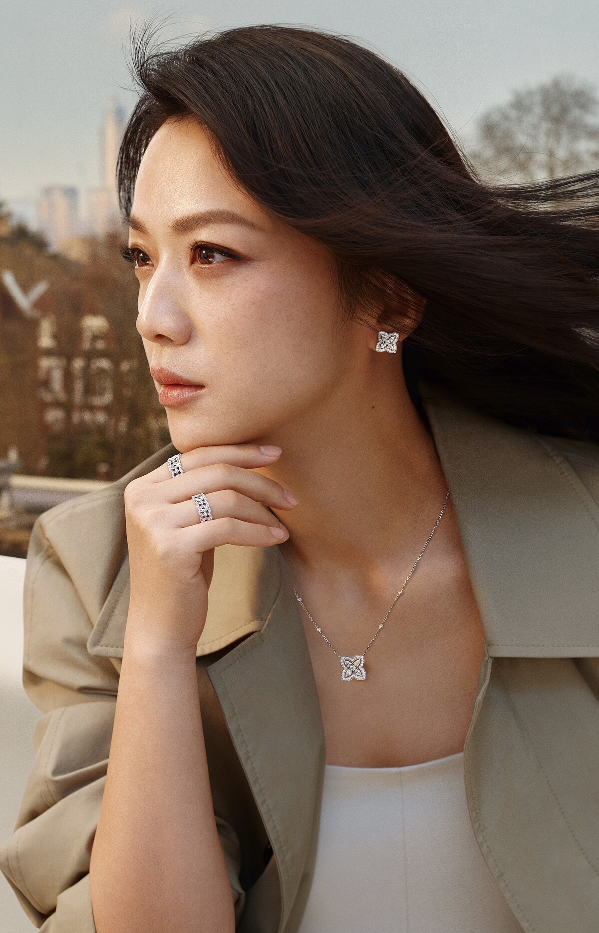 品牌代言人湯唯穿著 Lotus by DE BEERS 系列臻作，詮釋出都市語境下從容而堅定的當代 女性氣質。