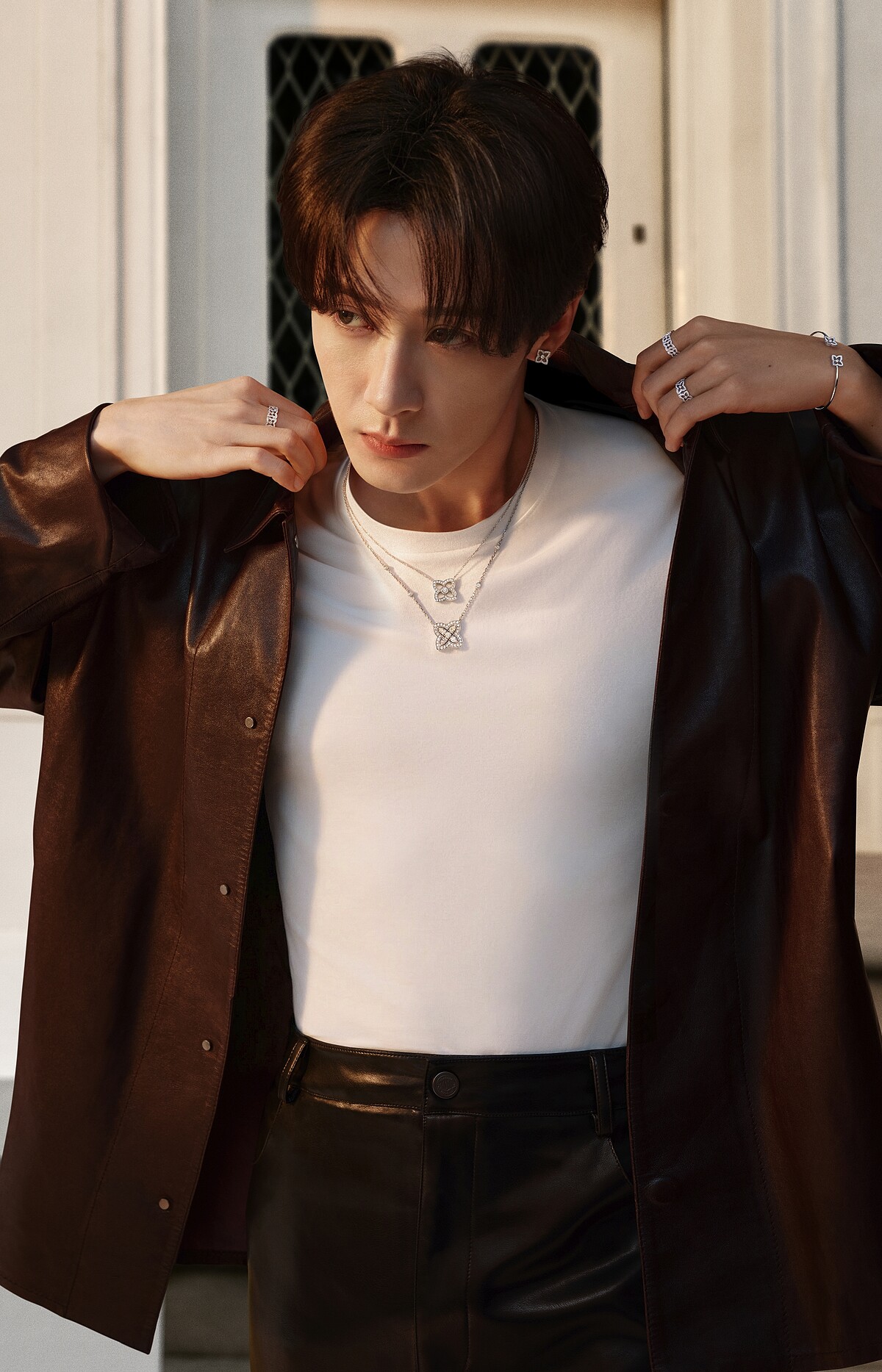 品牌代言人檀健次佩戴 Lotus by DE BEERS 系列臻作，詮釋出日常場景中富有節奏感的當 代表達。