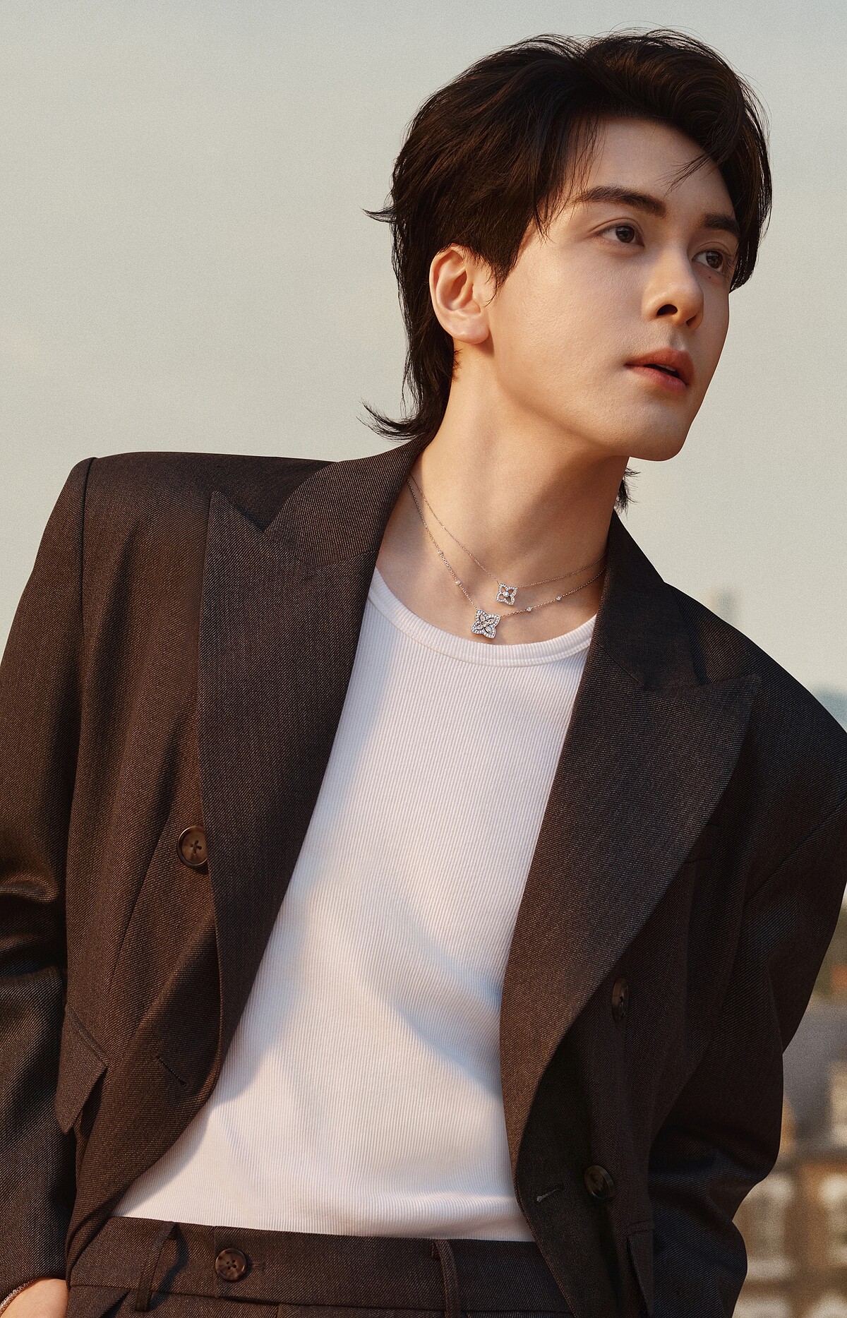 品牌大使曾舜晞配戴 Lotus by DE BEERS 系列臻作，詮釋出倫敦都市的創意與現代氣息。