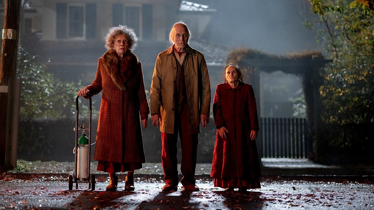 《陰兒房：穿越陰深處》全新恐怖篇章8月上映！劇情預告一次看，靈媒「愛麗絲」強勢回歸