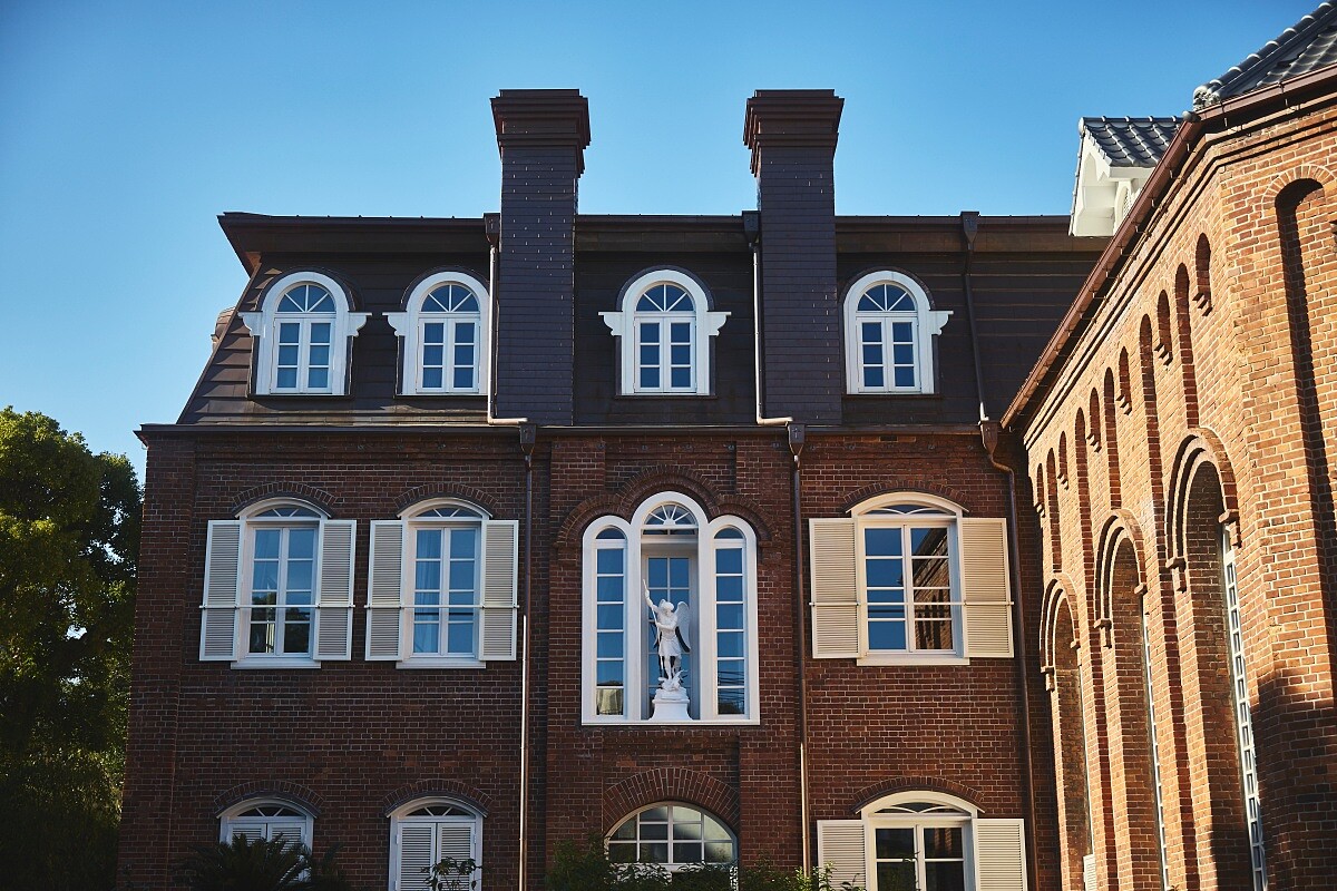 大天使米迦勒雕像，也在修復後重新安置在立面。