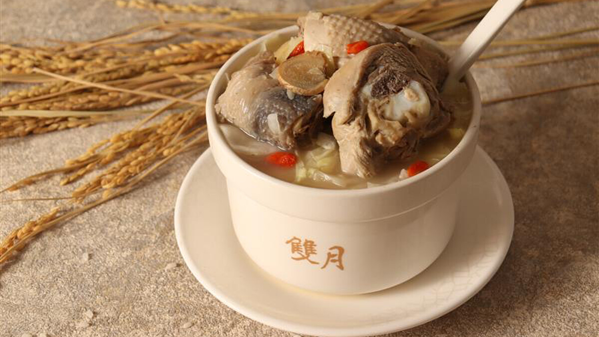 雞湯界愛馬仕！雙月食品社聯手台酒推「白金清酒粕雞湯」，鎖住溫潤回甘誘人