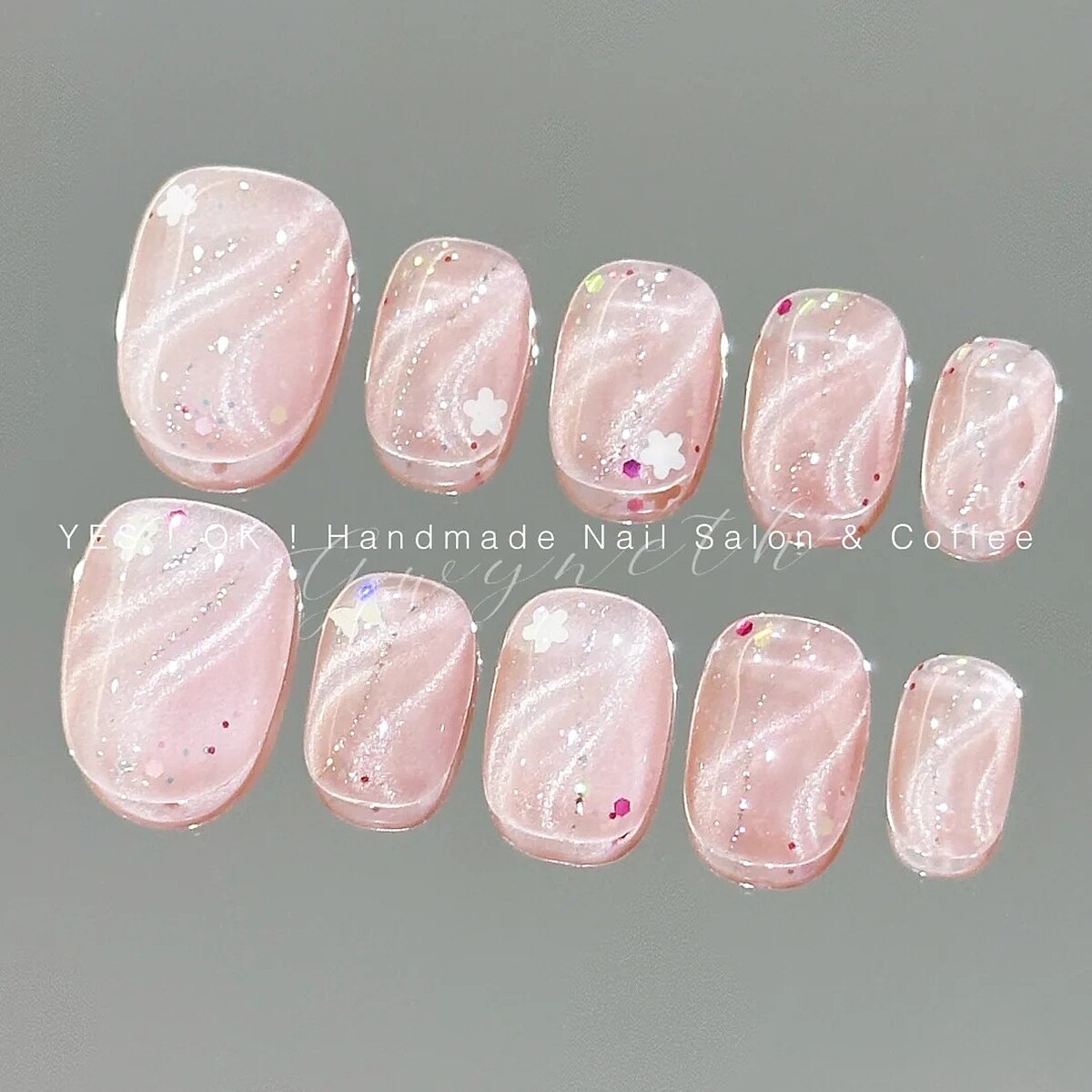 粉色貓眼曲線線條美甲範本(Photo/小紅書＠YES! OK! Nail & Coffee)