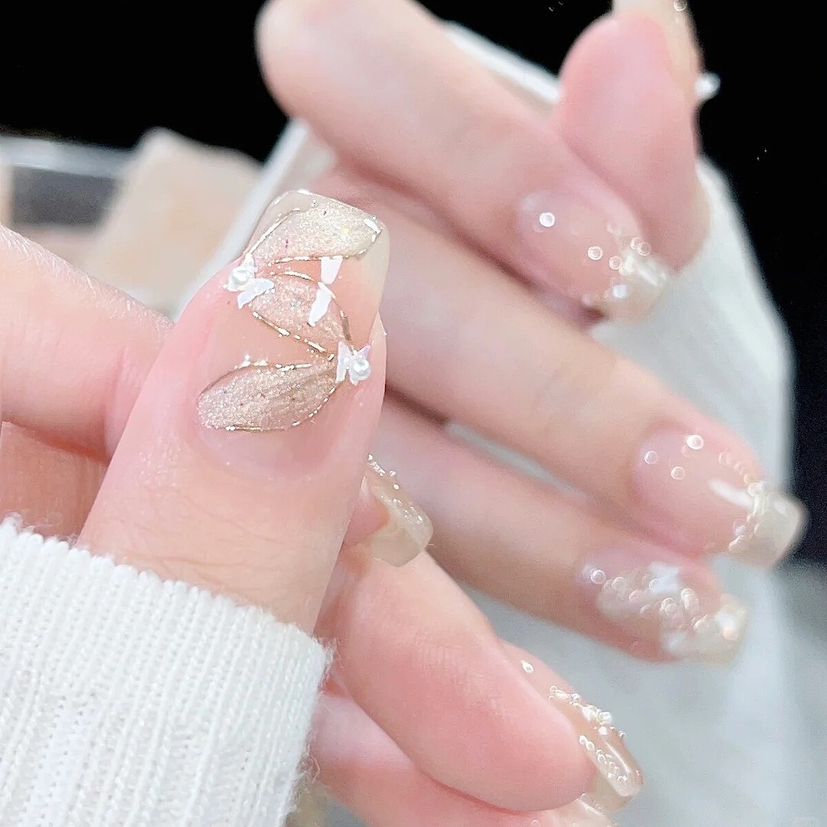 緞帶亮粉貓眼線條美甲範本(Photo/小紅書＠AMDMG美甲)