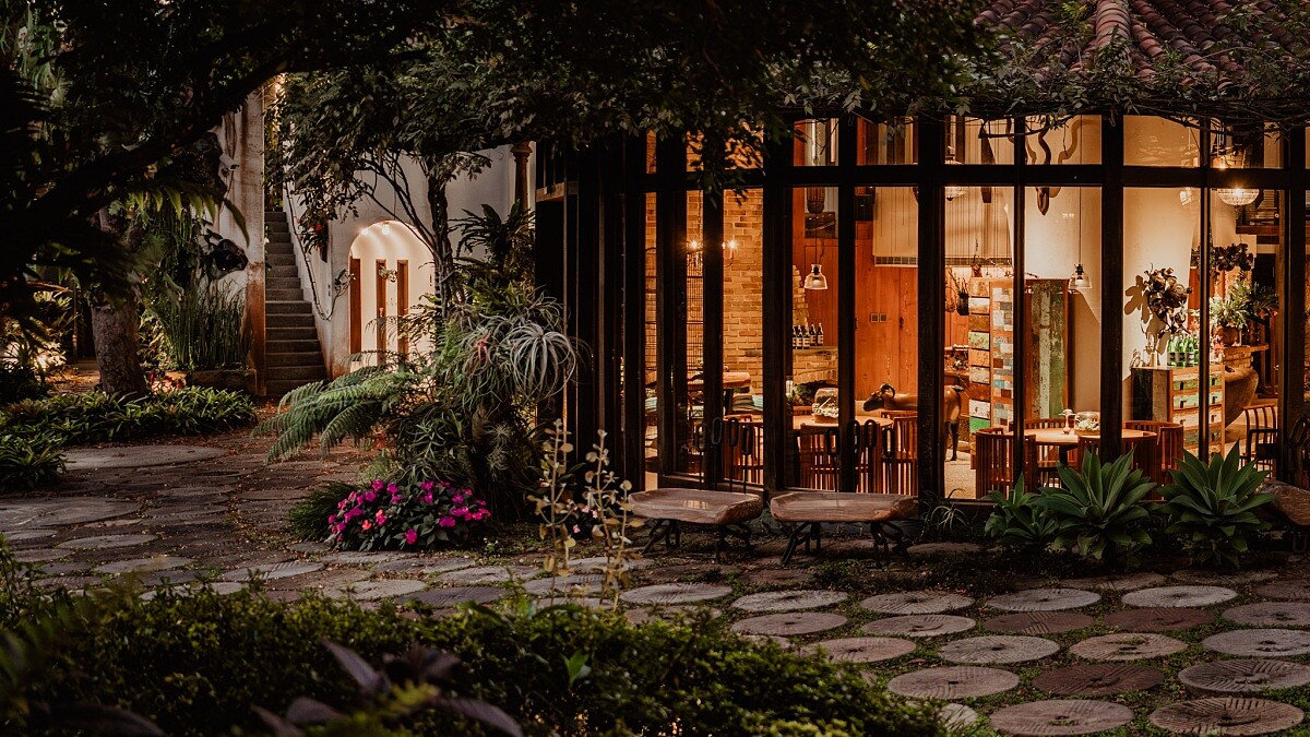 苗栗美術館餐廳「黎森 LiSTEN」正式開幕：田中英樹口吹玻璃餐具、菜色融合客家風土，「香色」主廚邱一中打造最美森林餐桌