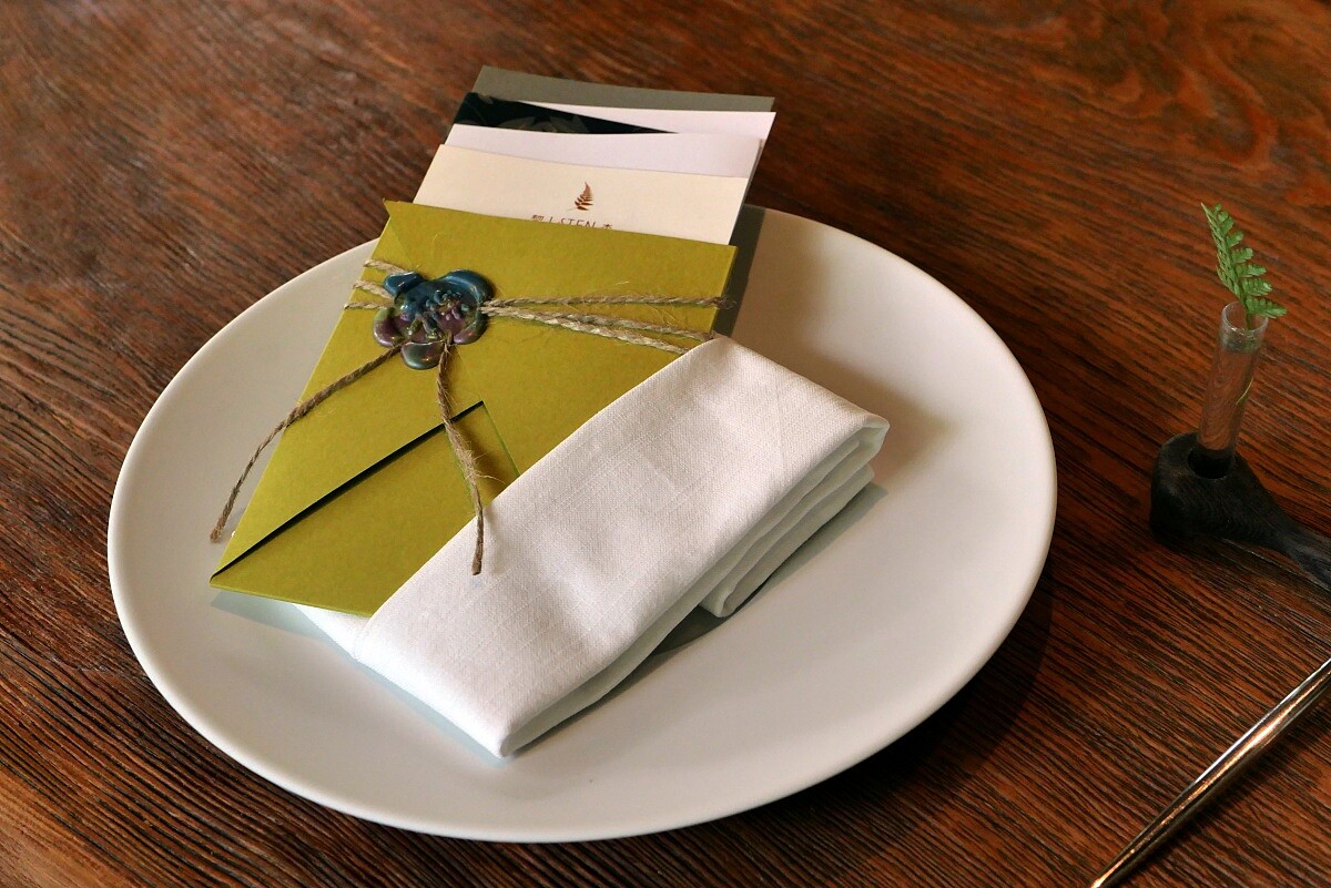 延續美術館將藝術融入生活的理念，餐飲空間圍繞：餐桌策展、產地直送與客味轉譯三大特色。 