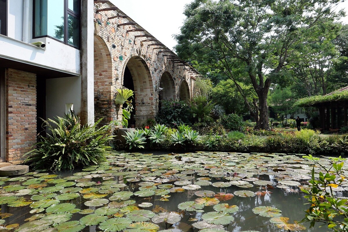 以回收老窯磚砌起的連續拱廊。