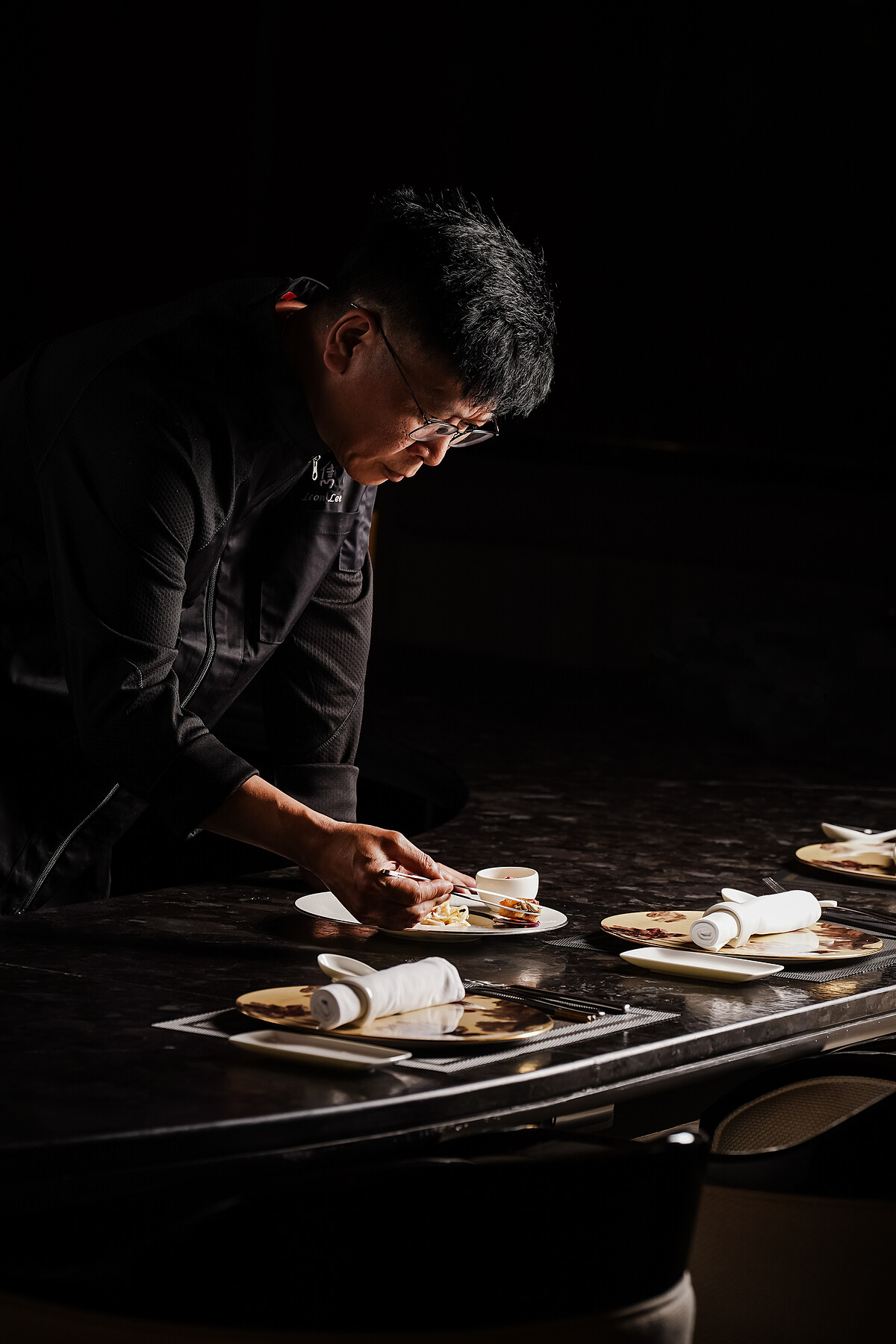 曾在北京「富臨飯店」擔任主廚，並成功摘星。