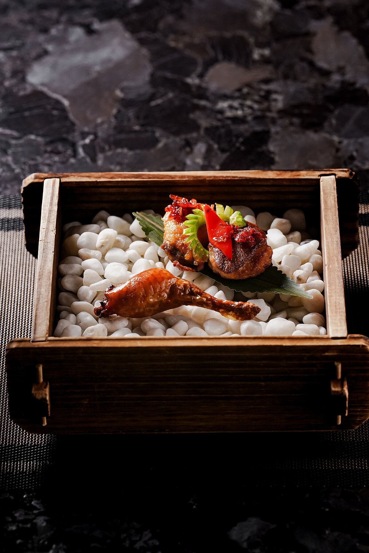 招牌菜「雙味乳鴿」。