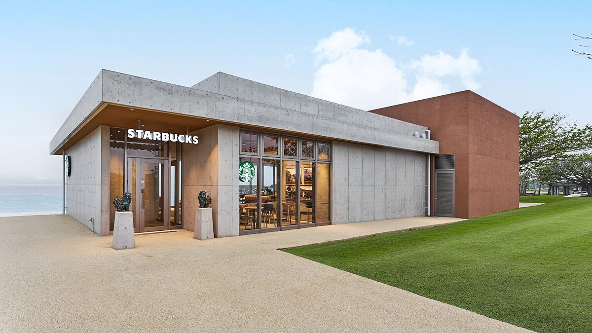 日本最美海景星巴克！沖繩名護海景門市5大亮點：30秒直達海灘、獨家水果星冰樂，還有唯一美人魚風獅爺
