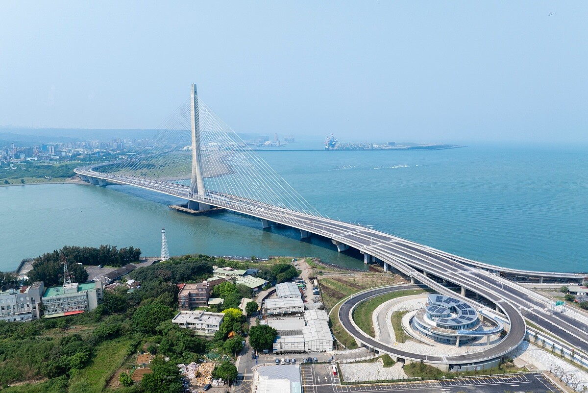 橋塔如同舞者向上延展的身體，也像是雙掌合十向天祈福。