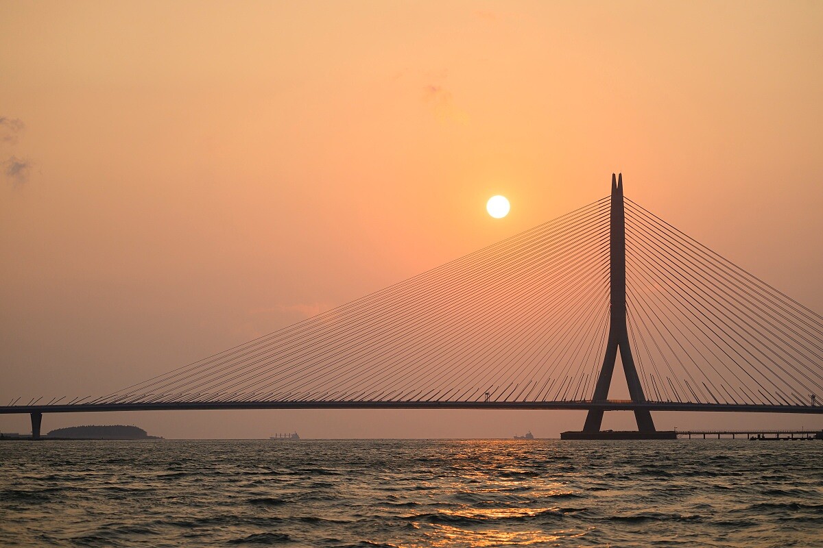 選擇單塔斜張橋，將橋塔集中在淡水側，保留下河口完整的視野。