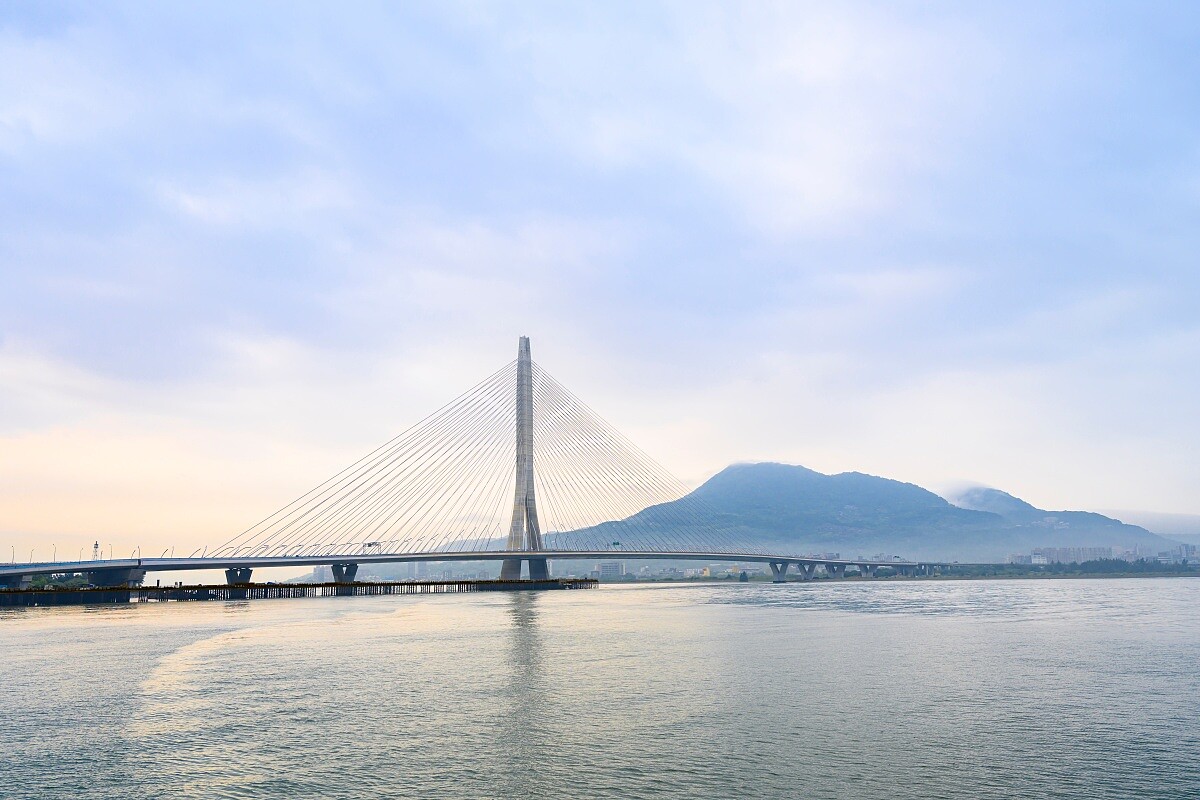 淡江大橋可淡水高爾夫球場與滬尾砲台之間的雲門劇場。