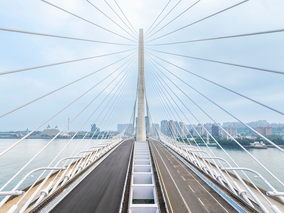 主橋塔放射狀的斜拉鋼索，形成具地標性的「力與美」連結。