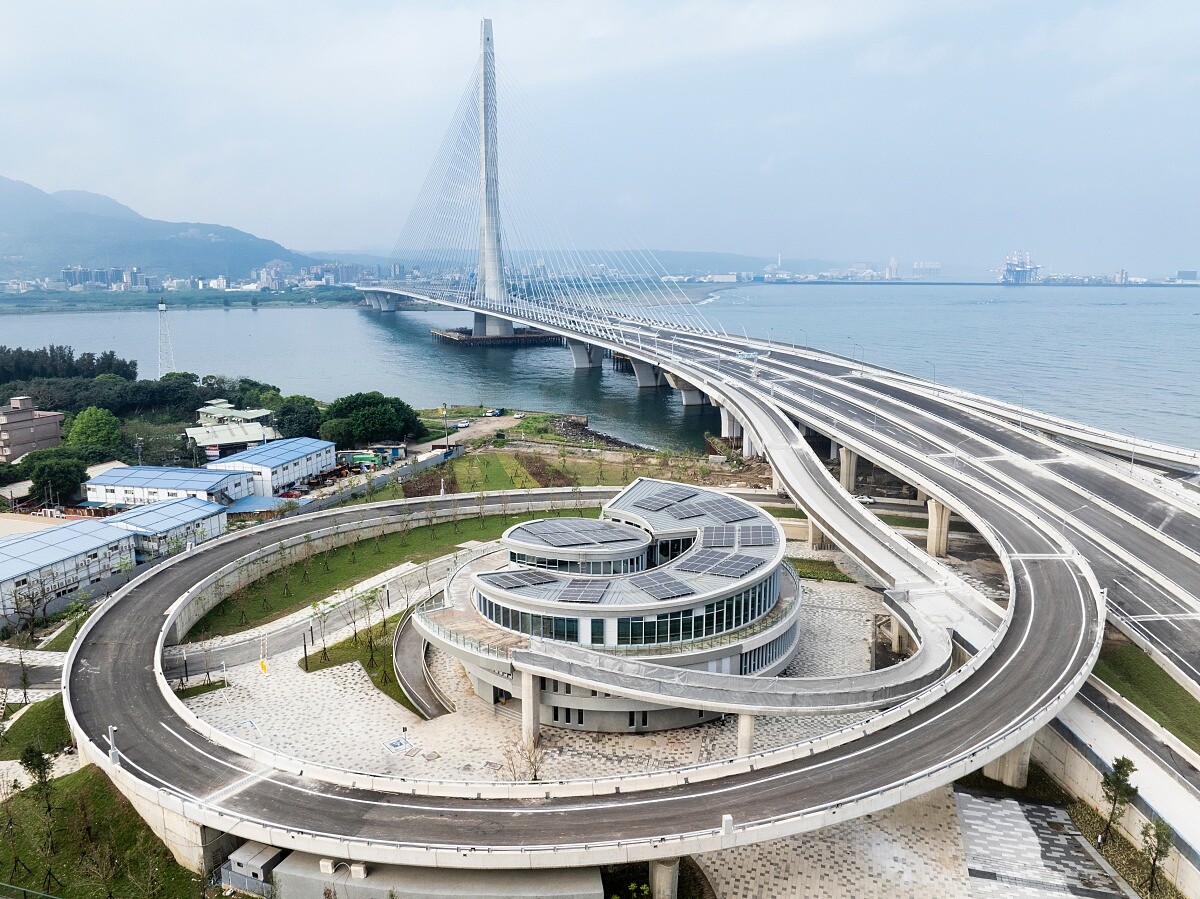 雙螺旋建築造型的「橋梁管理中心」。