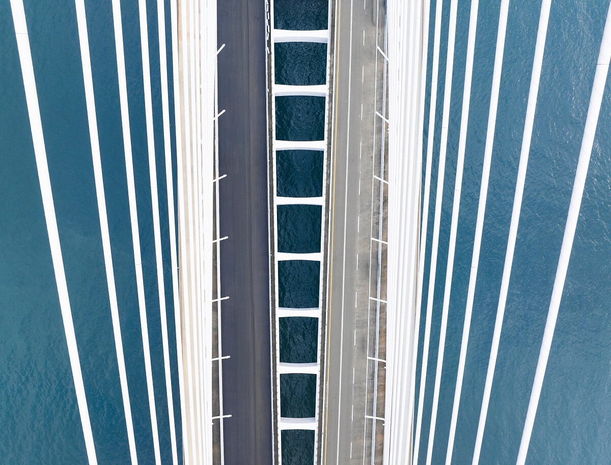 由空中俯瞰，橋面、鋼索與河流相互交織，清楚展現淡江大橋跨越水域的尺度感，也讓橋體結構之美更為鮮明。