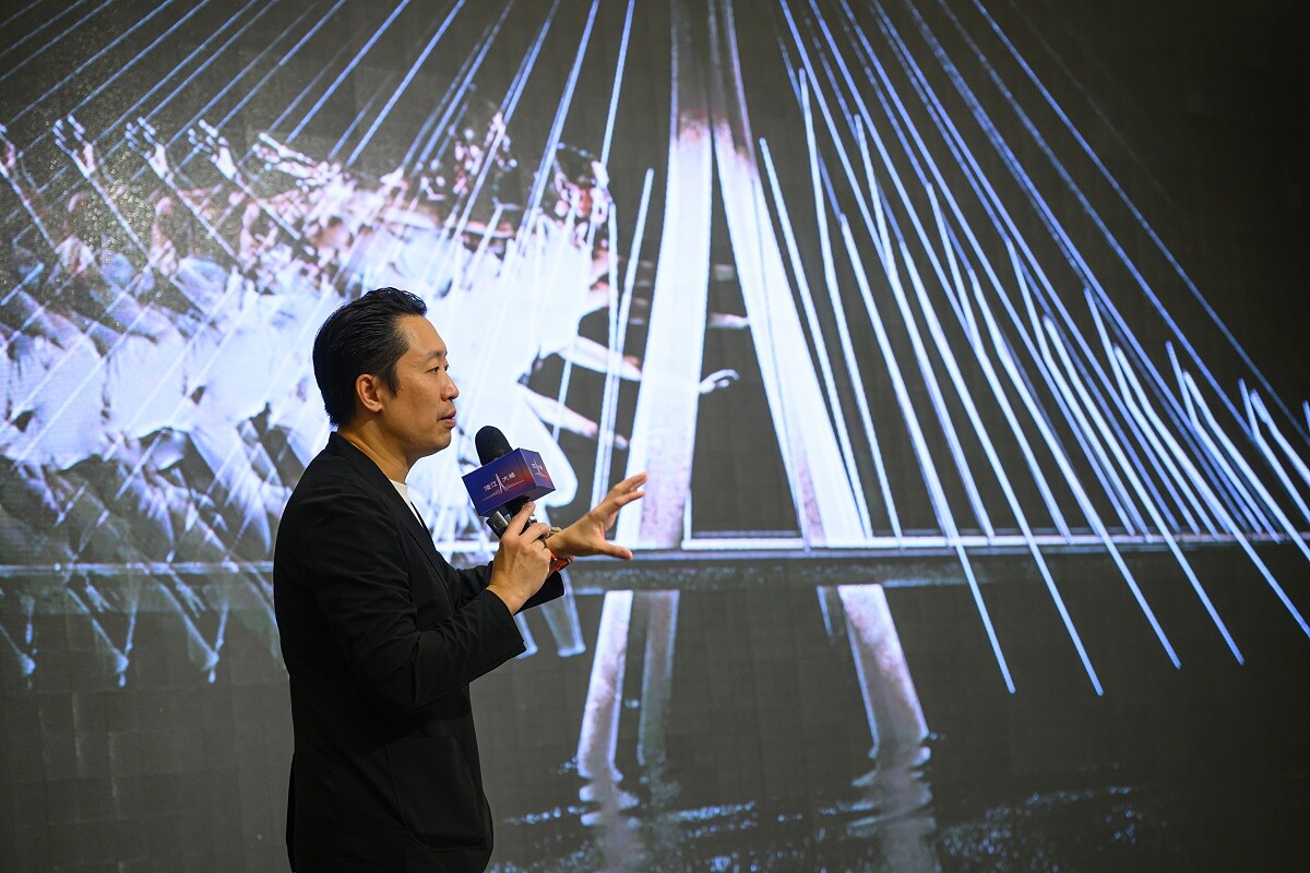 ZHA 副總監黃劭暐現場介紹淡江大橋建構過程。