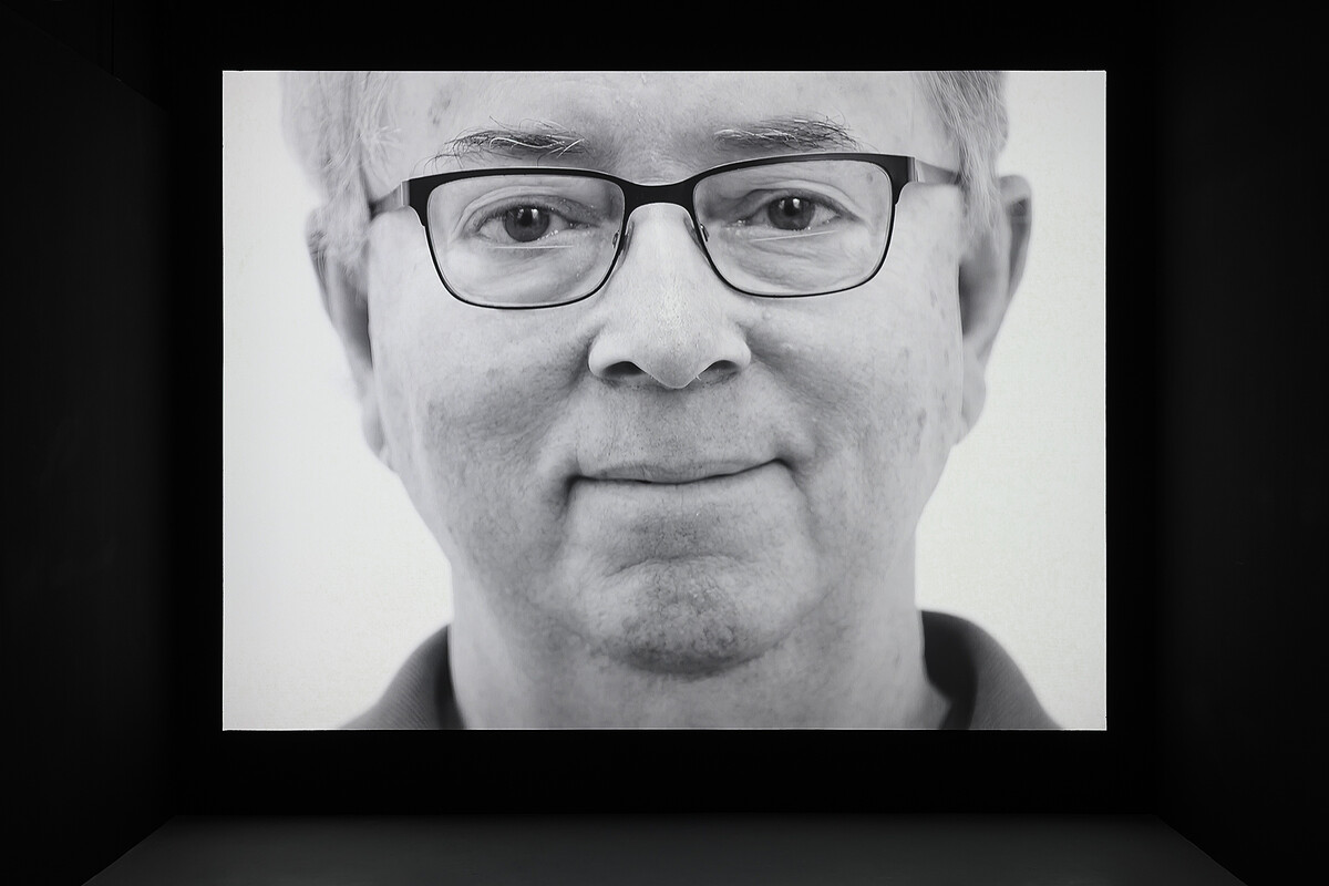 崔佛・帕格倫 Trevor Paglen，《多蒂》，2023，單頻道錄像投影（黑白、立體聲，66 分鐘）_北師美術館提供，攝影：王世邦 Anpis Wang