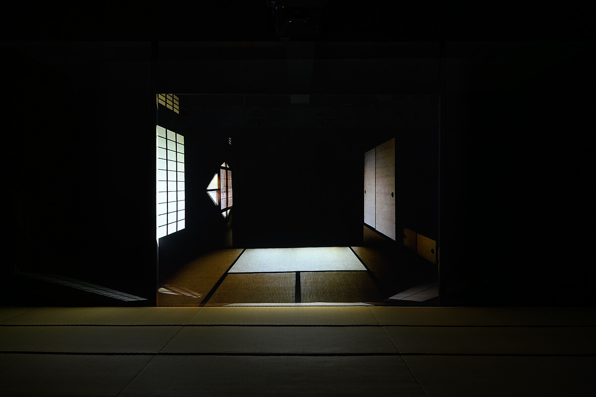 何子彥 Ho Tzu Nyen，《絕境旅館》，2019，單頻道錄像（彩色、多聲道，84 分鐘）-2_北師美術館提供，攝影：王世邦 Anpis Wang