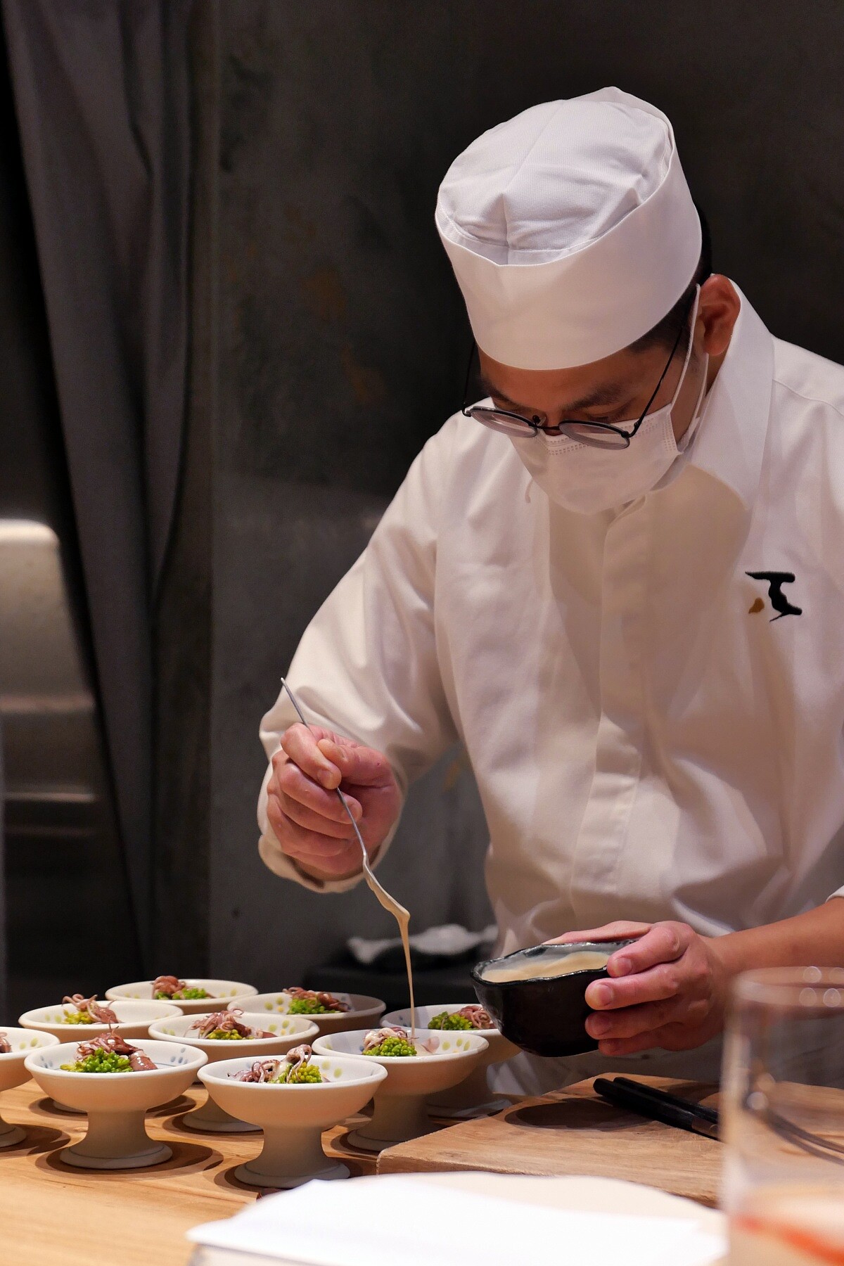 Eddie 把天婦羅比喻成壽司，外表看起來簡單，骨子裡卻是對細節的高度要求。