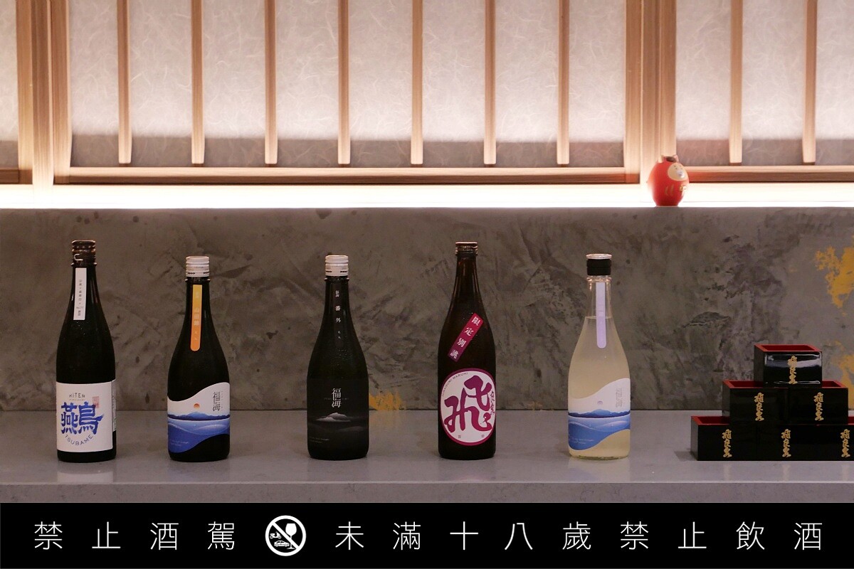 此次餐會選用的兩家酒造，其一是位在長崎縣平戶、四面環海的「福海酒造」，以及位在秋田縣、傳承逾二十代的百年老舖「飛良泉酒造」。