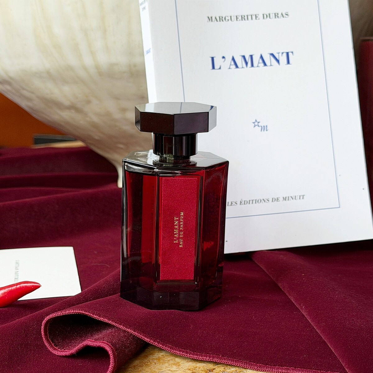 L&rsquo;Artisan Parfumeur阿蒂仙之香墨夜私語淡香精情境圖。