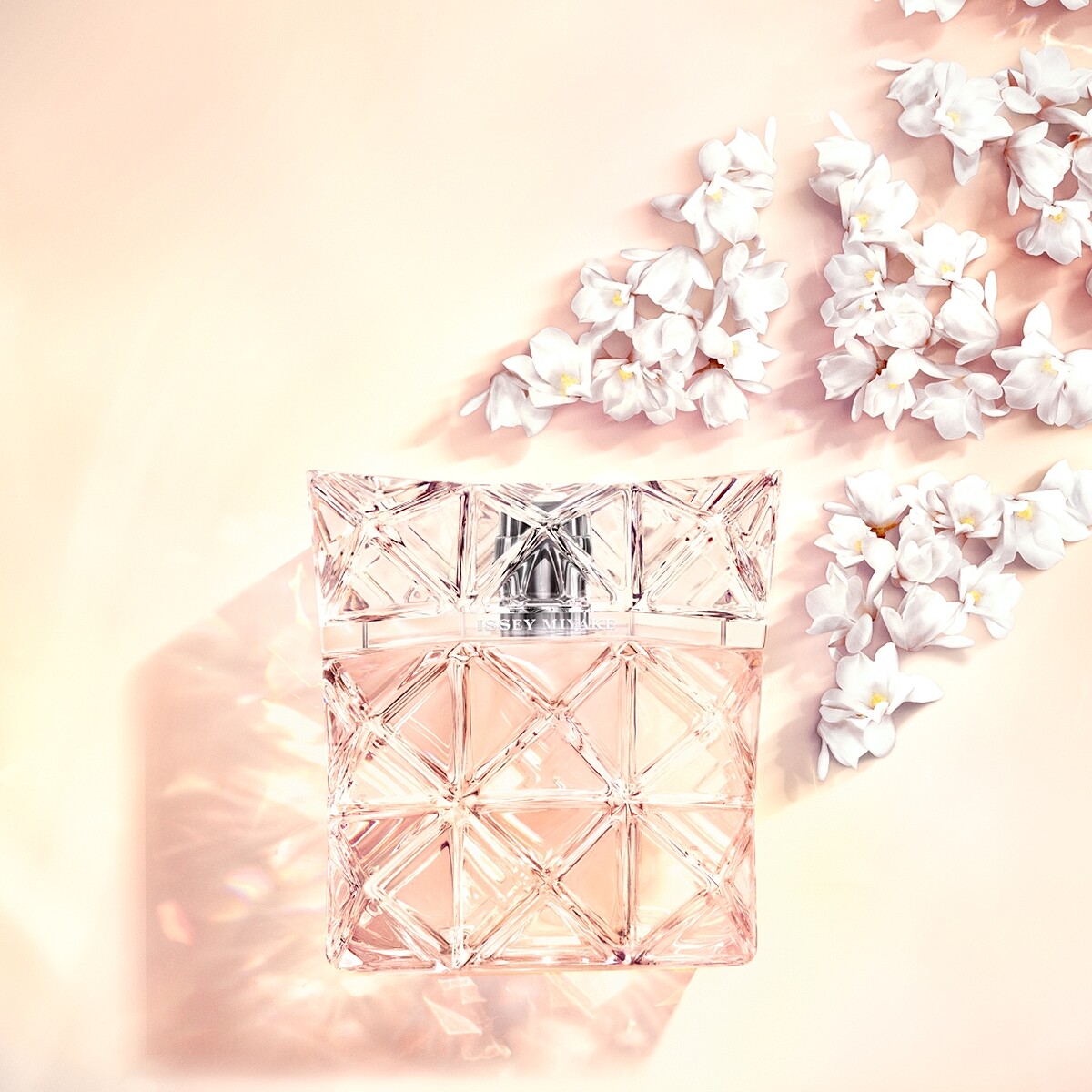 ISSEY MIYAKE三宅一生曙光淡香精，主調小蒼蘭情境圖。