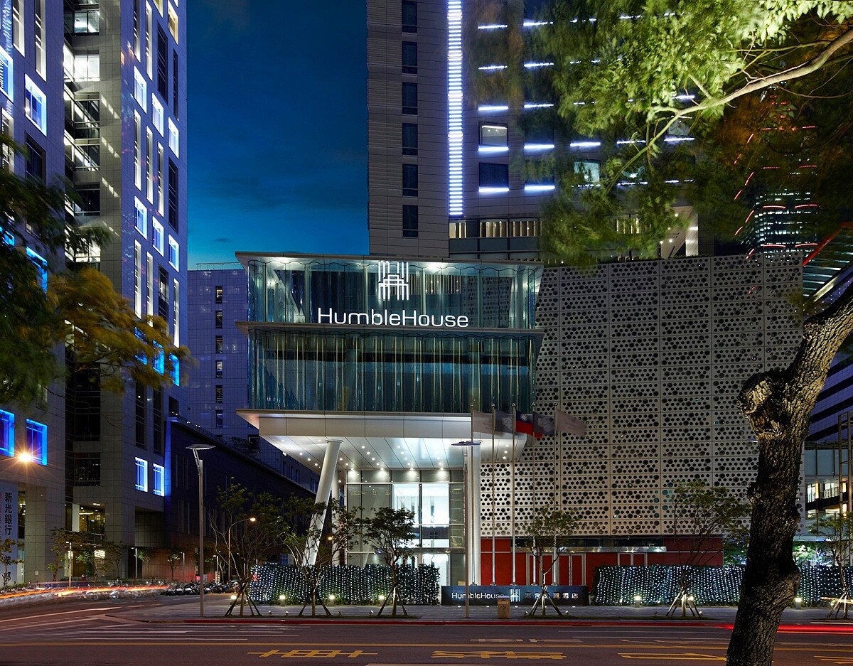 位在信義區商圈的臺北艾麗希爾頓格芮精選酒店。