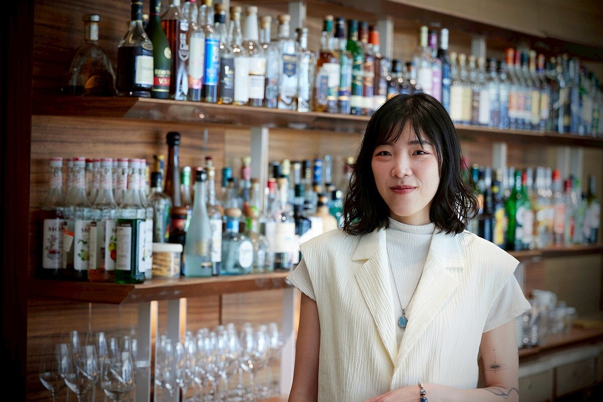 YiYi液藝創辦人Chacha，世界咖啡競賽評審長，亦為世界咖啡調酒賽頂尖選手教練，長年深耕咖啡與咖啡調酒領域，擅長風味結構解析與創作，將三度客座The Terrace大廳酒吧。