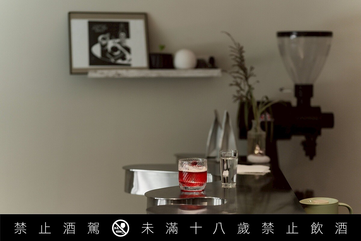 位在光復南路巷弄內的「YiYi 液藝」，是以「液體藝廊」為品牌定位。