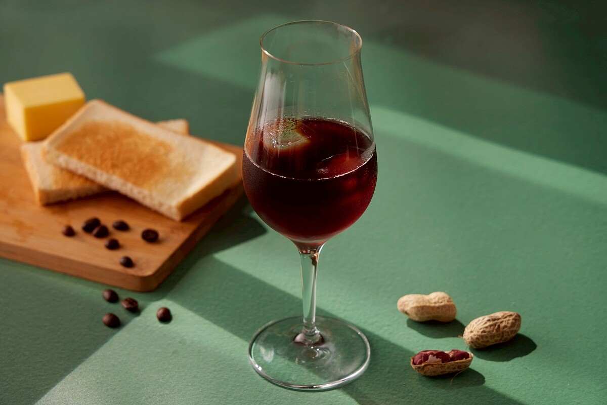 YiYi液藝無酒精咖啡調飲「草木皆生」，以冷萃咖啡結合麥芽、葡萄、椰子與花生風味，交織出奶香溫潤感，喚起學生時期純樸而深刻的早餐記憶。