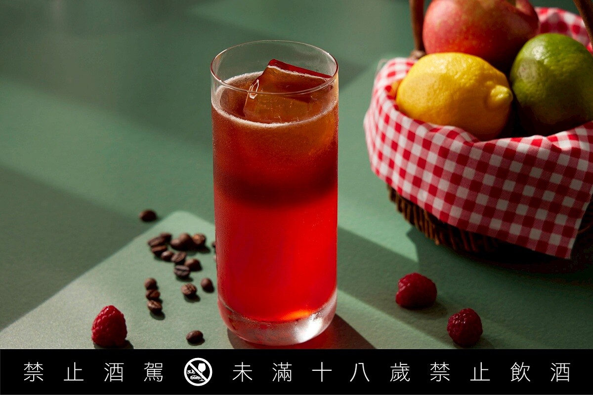 YiYi液藝招牌咖啡調酒「小紅帽」，以覆盆莓、皮斯可酒、接骨木花、胡椒與冷萃咖啡交織，酸甜之中帶有草本與果香層次，將風味轉化為一場森林探險般的感官敘事。